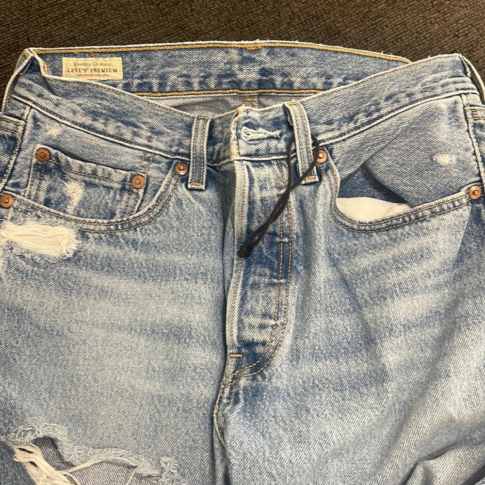 Women’s Levi jeans - Picture 2 of 5